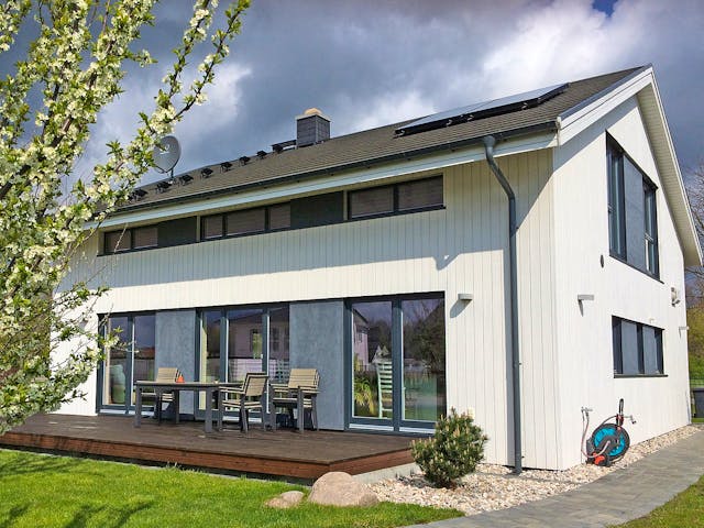 Fertighaus Geirangerfjord von AKOST Holzhäuser, Satteldach-Klassiker Außenansicht 1