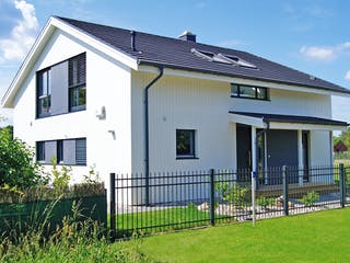 Fertighaus Geirangerfjord von AKOST Holzhäuser, Satteldach-Klassiker Außenansicht 2