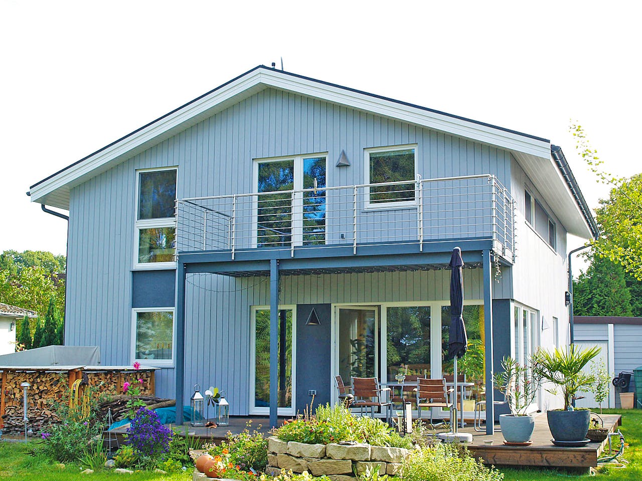 Fertighaus Ranafjord von AKOST Holzhäuser, Satteldach-Klassiker Außenansicht 1
