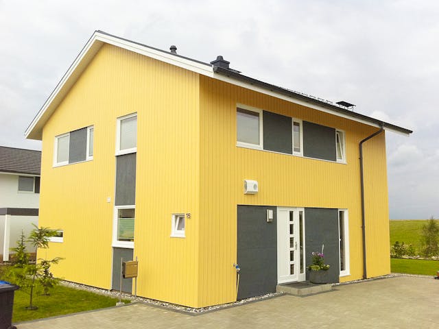 Fertighaus Ranafjord von AKOST Holzhäuser, Satteldach-Klassiker Außenansicht 2