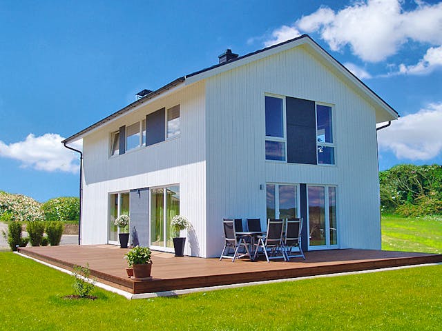 Fertighaus Sognefjord von AKOST Holzhäuser, Satteldach-Klassiker Außenansicht 1