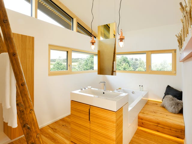 Helles Bad mit hohen Decken im Holzstil