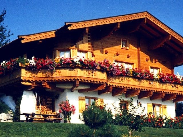 Fertighaus Alpenrose von TIROLIA Ausbauhaus ab 143800€, Blockhaus Außenansicht 1