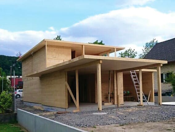 Blockhaus beim Aufbau