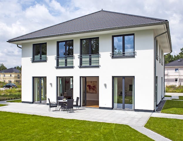 Musterhaus in Brandenburg: Massive Stadtvilla von Aye-Bau in Babelsberg