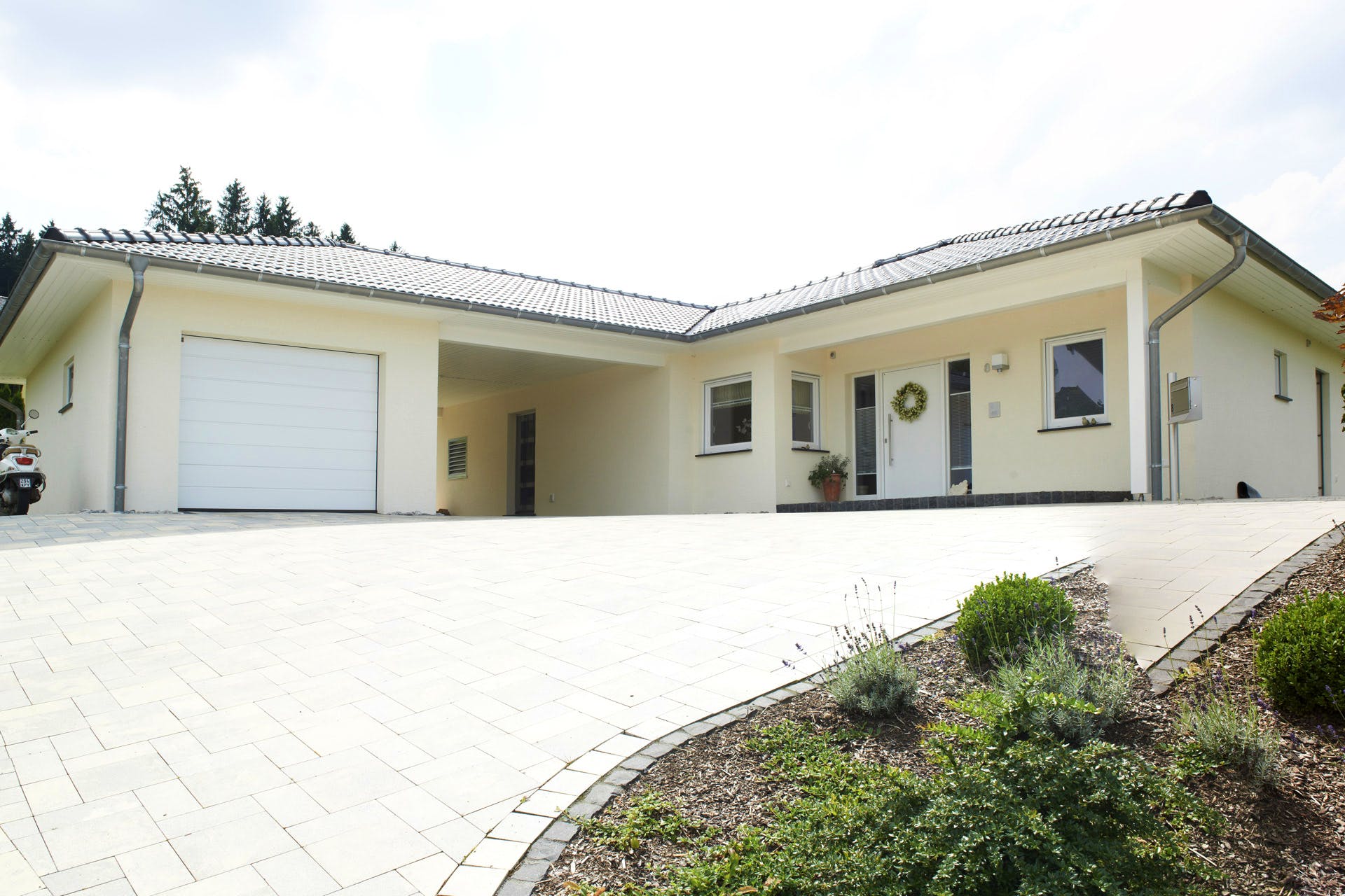 Fertighaus Cilia von FINGERHUT-HAUS Schlüsselfertig ab 483478€, Bungalow Außenansicht 2