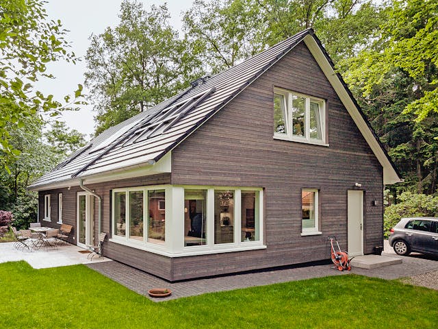 Fertighaus Jesteburg von Bardowicks.Haus und Holzbau Schlüsselfertig ab 650000€, Satteldach-Klassiker Außenansicht 3