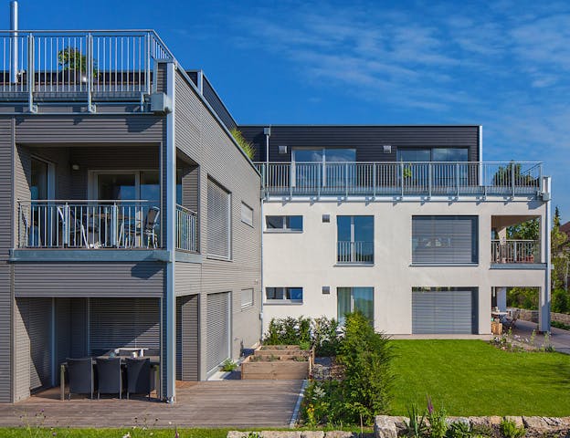 Angebot aus dem Premium-Segment: Mehrfamilienhaus von Bau-Fritz in Fertigbauweise im Kubusstil mit 7 Wohneinheiten und Fokus auf viel Privatsphäre in den Außenbereichen.