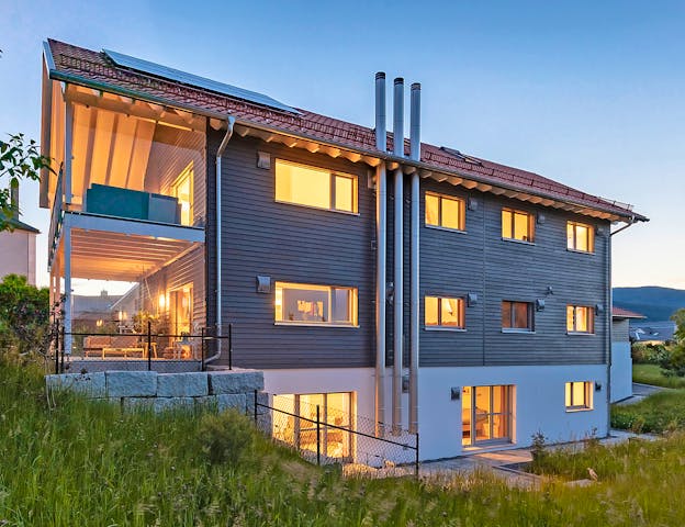 Außergewöhnliches Satteldach-Energiesparhaus mit KfW 40 Standard, gedämmt mit biologischem Naturdämmstoff aus Holzspänen, von Bau-Fritz