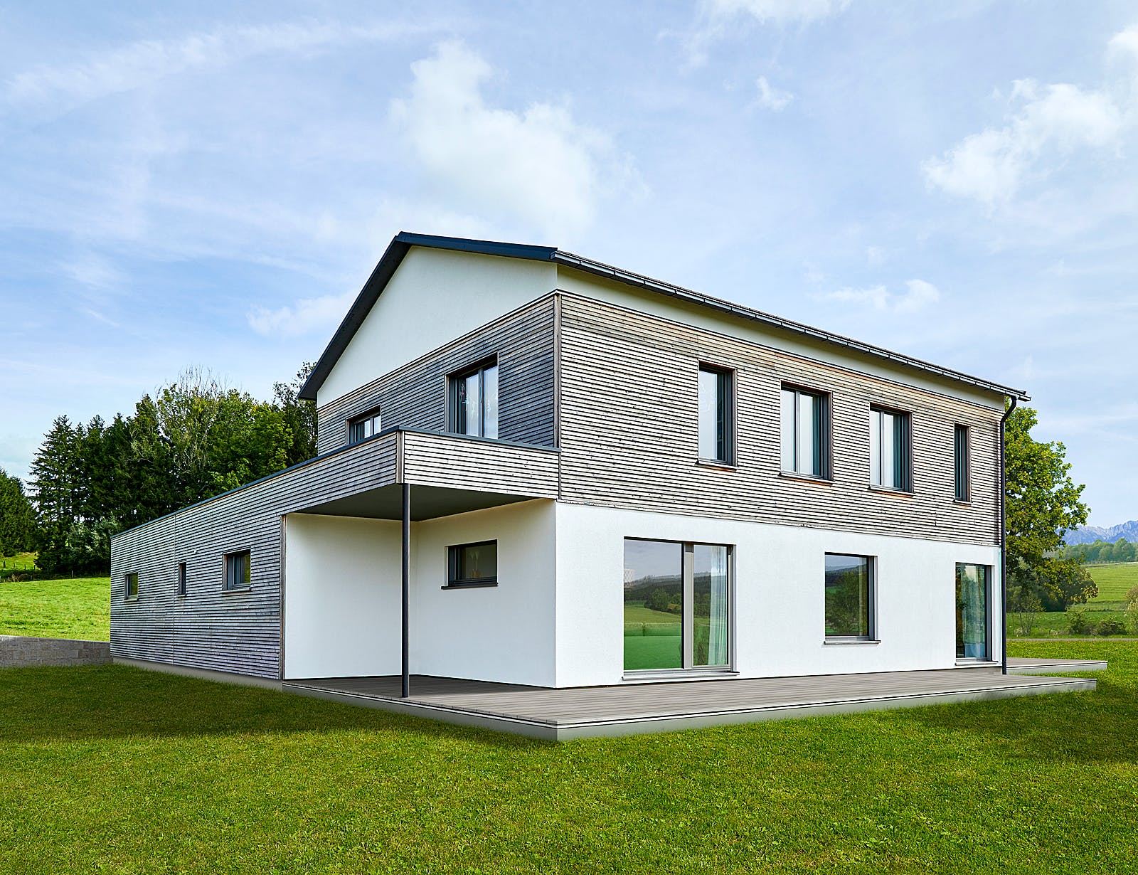 Fertighaus Gruber - Kundenhaus von Bau-Fritz Schlüsselfertig ab 765000€, Satteldach-Klassiker Außenansicht 2