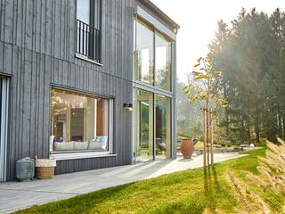Fertighaus Haus am Wald - Kundenhaus von Bau-Fritz Schlüsselfertig ab 940000€, Satteldach-Klassiker Außenansicht 7