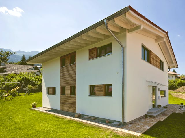 Fertighaus Bayerisch Gmain von Regnauer Hausbau Schlüsselfertig ab 379645€, Satteldach-Klassiker Außenansicht 2