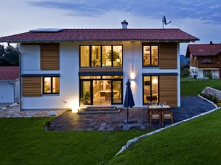 Fertighaus Bayerisch Gmain von Regnauer Hausbau Schlüsselfertig ab 379645€, Satteldach-Klassiker Außenansicht 11