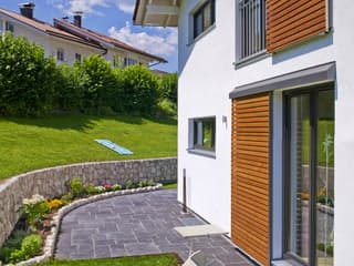 Fertighaus Bayerisch Gmain von Regnauer Hausbau Schlüsselfertig ab 379645€, Satteldach-Klassiker Außenansicht 13