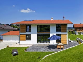 Fertighaus Bayerisch Gmain von Regnauer Hausbau Schlüsselfertig ab 379645€, Satteldach-Klassiker Außenansicht 3