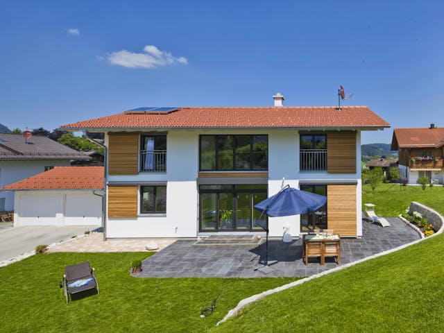 Fertighaus Bayerisch Gmain von Regnauer Hausbau Schlüsselfertig ab 379645€, Satteldach-Klassiker Außenansicht 3