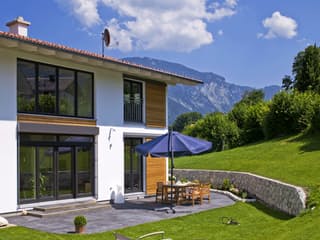 Fertighaus Bayerisch Gmain von Regnauer Hausbau Schlüsselfertig ab 379645€, Satteldach-Klassiker Außenansicht 4