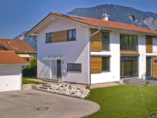 Fertighaus Bayerisch Gmain von Regnauer Hausbau Schlüsselfertig ab 379645€, Satteldach-Klassiker Außenansicht 8