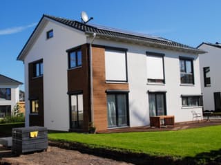 Fertighaus Beispielhaus 1 von CAL-Classic-Haus Schlüsselfertig ab 245891€, Satteldach-Klassiker Außenansicht 2