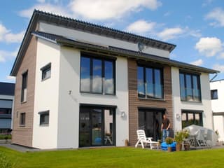 Fertighaus Beispielhaus 2 von CAL-Classic-Haus Schlüsselfertig ab 430000€, Satteldach-Klassiker Außenansicht 4