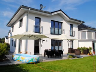 Fertighaus Beispielhaus 3 von CAL-Classic-Haus Schlüsselfertig ab 340000€, Satteldach-Klassiker Außenansicht 4