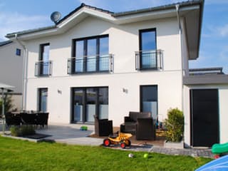 Fertighaus Beispielhaus 3 von CAL-Classic-Haus Schlüsselfertig ab 340000€, Satteldach-Klassiker Außenansicht 2