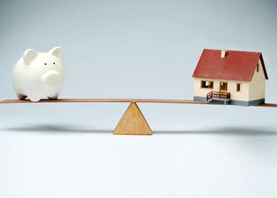 Die Hauskosten müssen sich mit dem Budget in der Waage halten - so planen Sie Ihr Haus mit dem Sparschwein im Blick