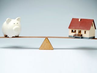 Die Hauskosten müssen sich mit dem Budget in der Waage halten - so planen Sie Ihr Haus mit dem Sparschwein im Blick