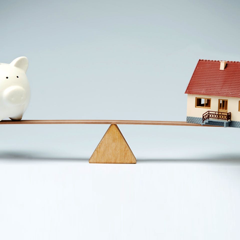 Die Hauskosten müssen sich mit dem Budget in der Waage halten - so planen Sie Ihr Haus mit dem Sparschwein im Blick