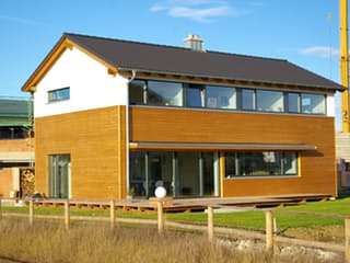 Fertighaus Blankenhorn von Holzhaus Rosskopf Schlüsselfertig ab 429000€, Satteldach-Klassiker Außenansicht 5