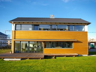 Fertighaus Blankenhorn von Holzhaus Rosskopf Schlüsselfertig ab 429000€, Satteldach-Klassiker Außenansicht 1