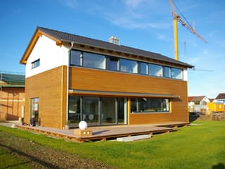 Fertighaus Blankenhorn von Holzhaus Rosskopf Schlüsselfertig ab 429000€, Satteldach-Klassiker Außenansicht 4