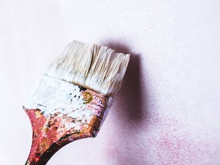 Pinsel mit Farbe