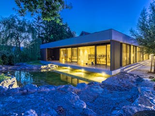 Moderner Bungalow mit Beleuchtung im dunkeln