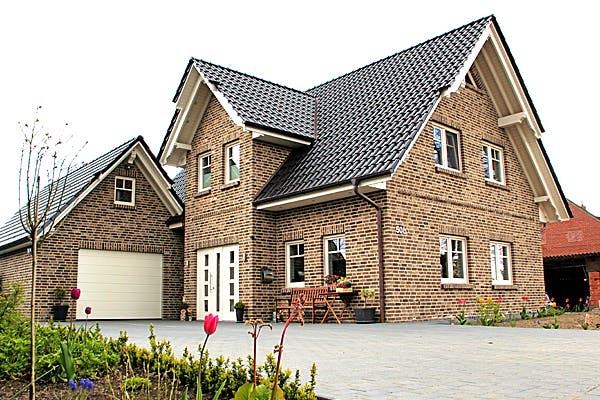 Klinkerhaus mit Garage von Burdiek Hausbau
