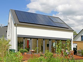 Fertighaus Referenzhaus 1 von Bittermann & Weiss Holzhaus Schlüsselfertig ab 307500€, Satteldach-Klassiker Außenansicht 2