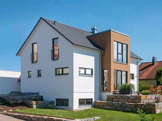 Fertighaus Referenzhaus 2 von Bittermann & Weiss Holzhaus Schlüsselfertig ab 293300€, Satteldach-Klassiker Außenansicht 1