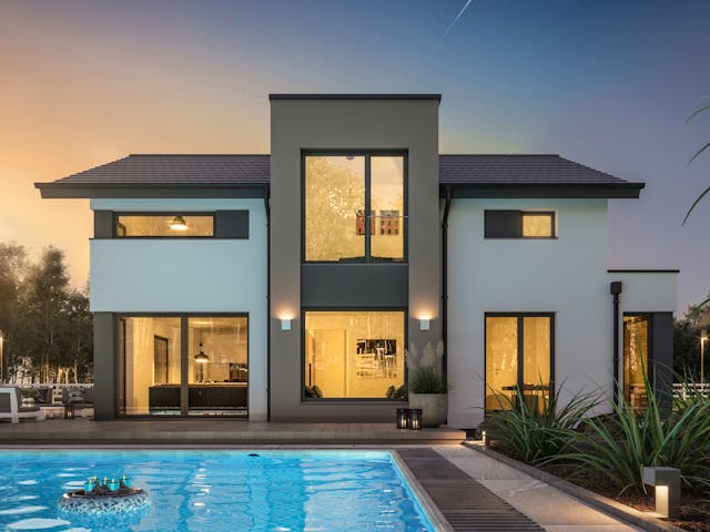 Musterhaus in Sachsen: Elegantes Fertighaus mit zweigeschossigen Standerkern von Bien-Zenker in der UNGER-Park Musterhausausstellung Dresden