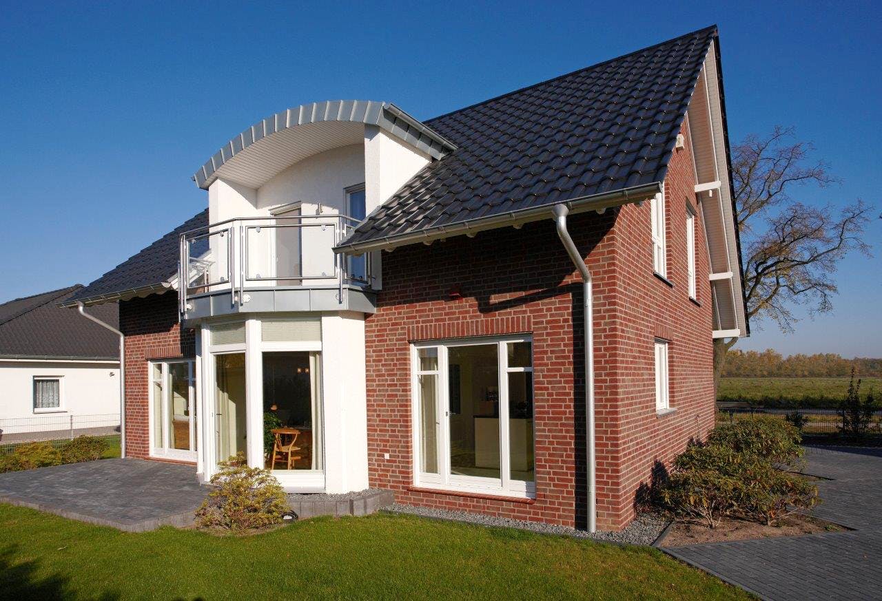 Fertighaus Carlotta - MH Berlin/Falkensee von GUSSEK HAUS Schlüsselfertig ab 514400€, Satteldach-Klassiker Außenansicht 2
