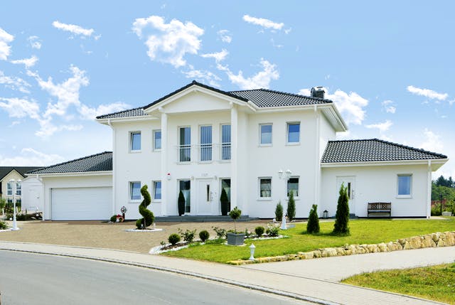 Große Stadtvilla mit Säulen