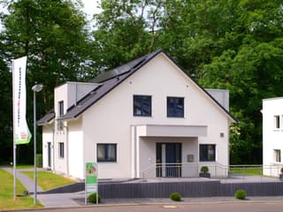 Fertighaus Musterhaus Bad Vilbel von SCHWABENHAUS, Satteldach-Klassiker Außenansicht 1