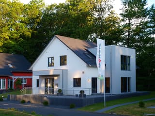 Fertighaus Musterhaus Bad Vilbel von SCHWABENHAUS, Satteldach-Klassiker Außenansicht 2