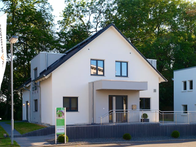 Fertighaus Musterhaus Bad Vilbel von SCHWABENHAUS, Satteldach-Klassiker Außenansicht 3