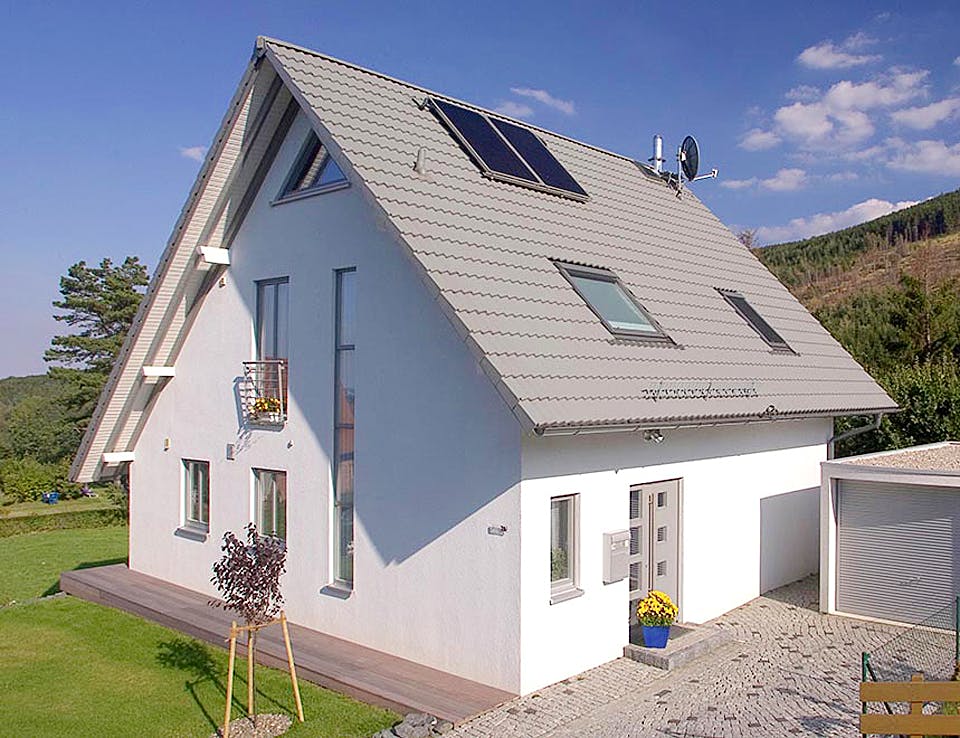 Fertighaus Britta (KfW-Effizienzhaus 40 EE) von Dammann-Haus Schlüsselfertig ab 310500€, Satteldach-Klassiker Außenansicht 1