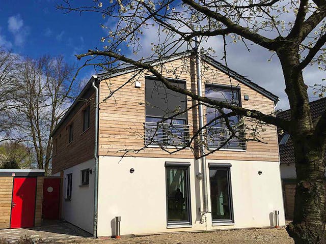 Fertighaus Nicole (KfW-Effizienzhaus 40 EE) von Dammann-Haus Schlüsselfertig ab 311700€, Satteldach-Klassiker Außenansicht 2