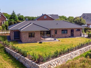 Massivhaus EFH 1.0 - 125 von Dan Concept Massivhaus, Bungalow Außenansicht 1