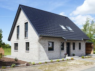 Massivhaus EFH 1.5 - 120 von Dan Concept Massivhaus, Satteldach-Klassiker Außenansicht 1