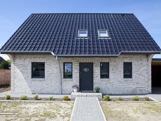 Massivhaus EFH 1.5 - 120 von Dan Concept Massivhaus, Satteldach-Klassiker Außenansicht 2