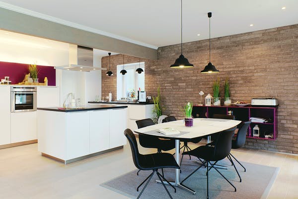 Moderne Küche mit Essbereich von Danhaus