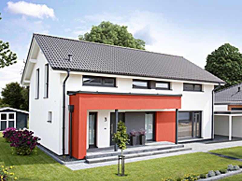 Weißes Haus mit Eingangsüberdachung in rot von Dan-Wood House